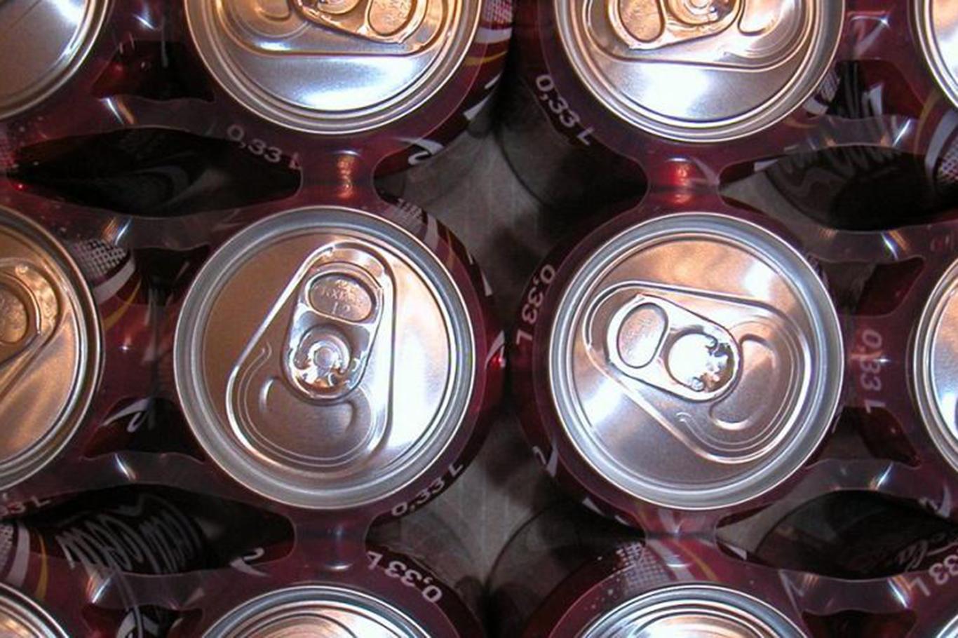 Kola kutusunun içinden fare çıktı Kola kutusunun içinden fare çıktı